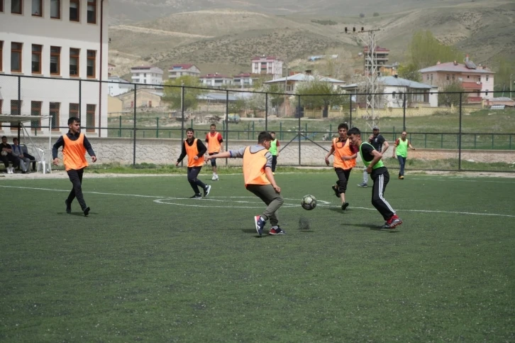 Renkli görüntülere sahne olan ’Bahar Turnuvası’ ile lise öğrencileri eğlendiler
