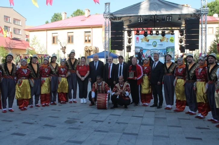 Renkli görüntülere sahne olan Dede Korkut coşkusu meydanlara taştı
