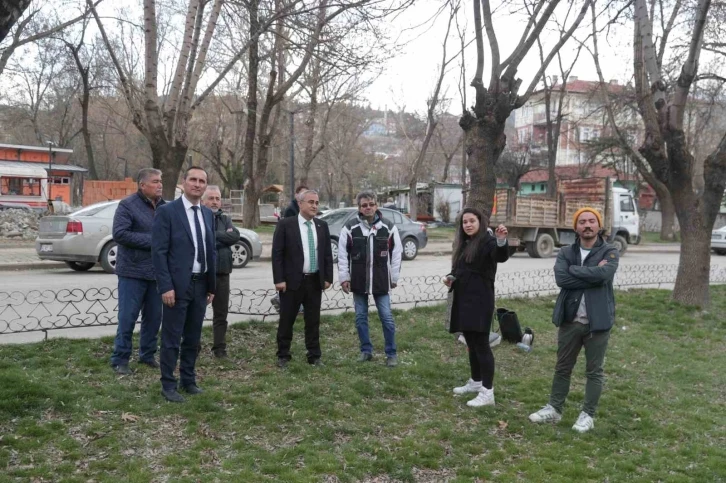 Ressam Ahmet Yakupoğlu Parkı’ndaki çalışmaları inceledi
