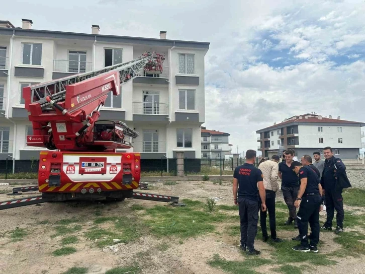 Rezidansta alıkonulan kadını polis ve itfaiye kurtardı
