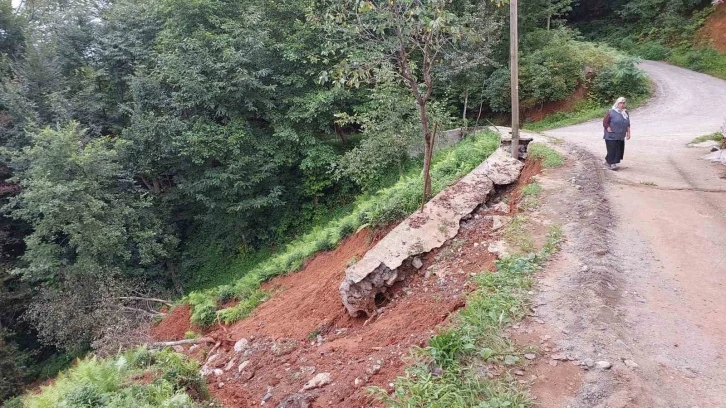 Rize’de şiddetli yağışlar nedeniyle 2 katlı bir binanın altında toprak kayması meydana geldi
