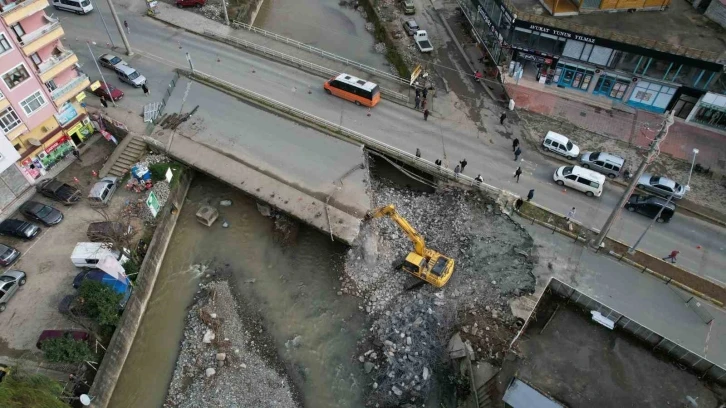 Rize’de şiddetli yağışlarda taşkınlara sebep olan köprüler yıkılıyor
