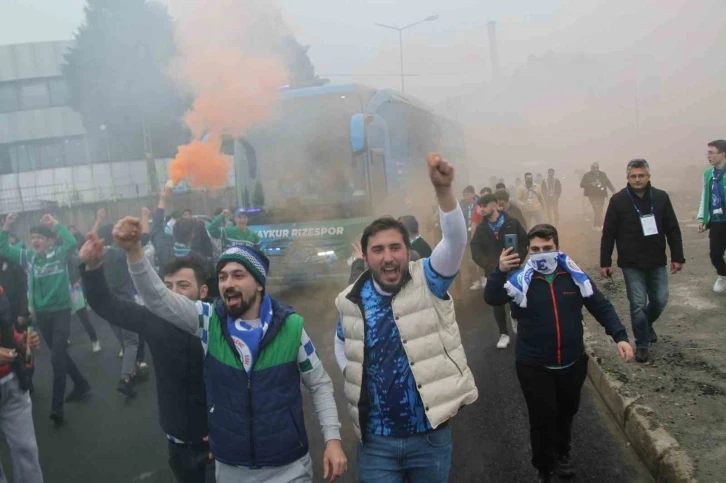 Rizespor taraftarı, takımı stada meşalelerle uğurladı
