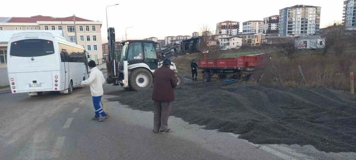 Römork devrildi: Yol, ayçiçeği harmanına dönüştü
