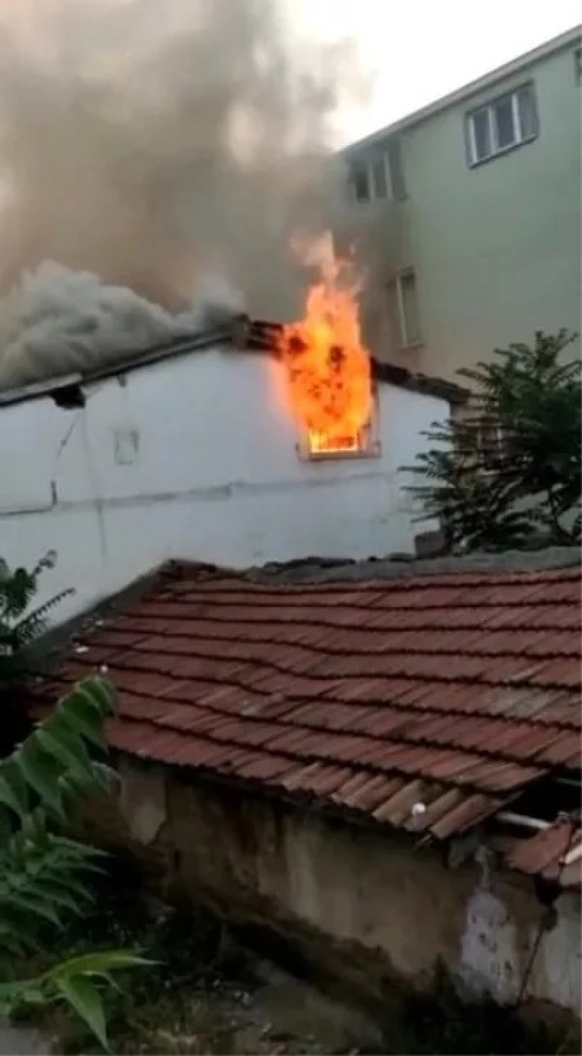 Bursa'da iki katlı ev alev alev yandı