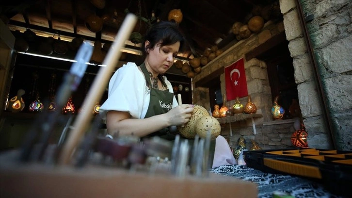 Rus gelin, kayınpederinden öğrendiği Türk el sanatını yaşatıyor