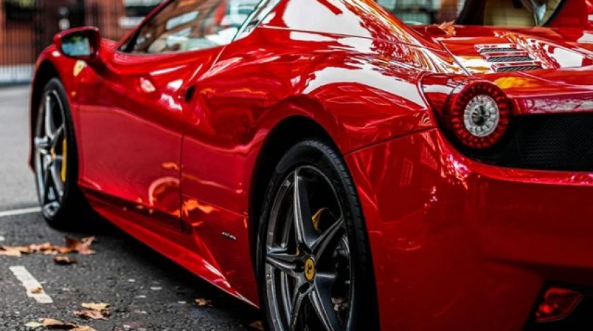 Ferrari marka otomobili olan bir kişi, bin liralık yardıma başvurdu