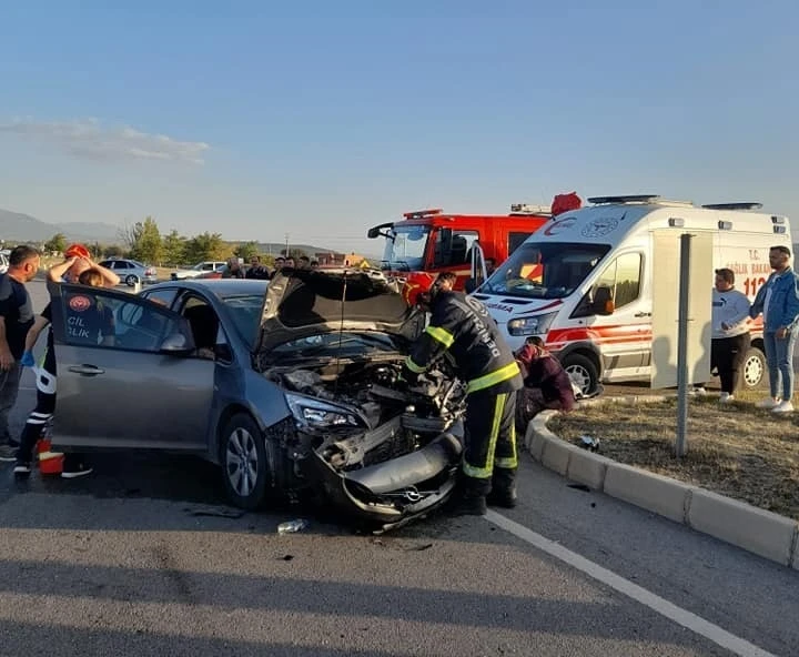 Sabıkalı kavşakta iki araç çarpıştı: 1 ölü, 5 yaralı
