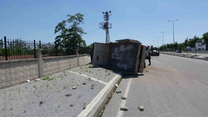 Şaftı kopan kamyonet duvara çarpıp yan yattı: 1 yaralı
