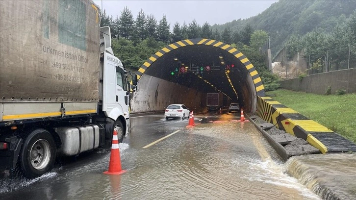 Sağanak nedeniyle Karabük-Zonguldak yolunda çökme oluştu