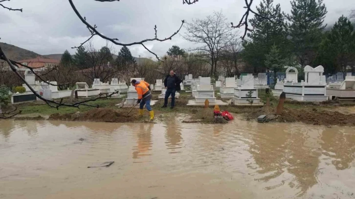 Sağanak yağış sel su baskınlarına neden oldu
