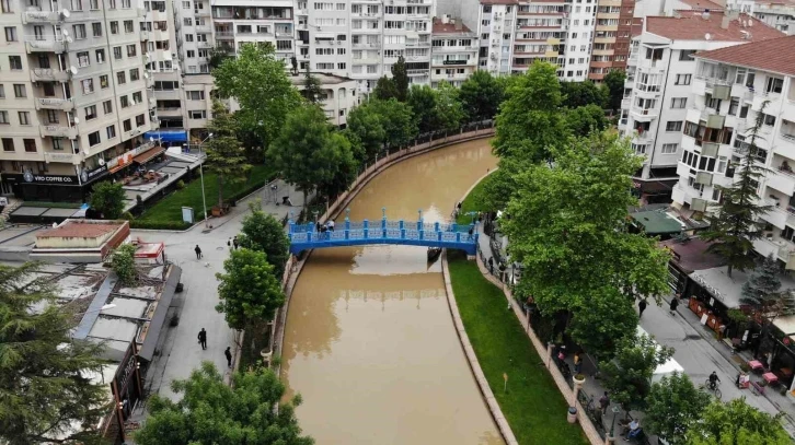 Sağanaklar Porsuk Çayı’nı kahverengiye boyadı
