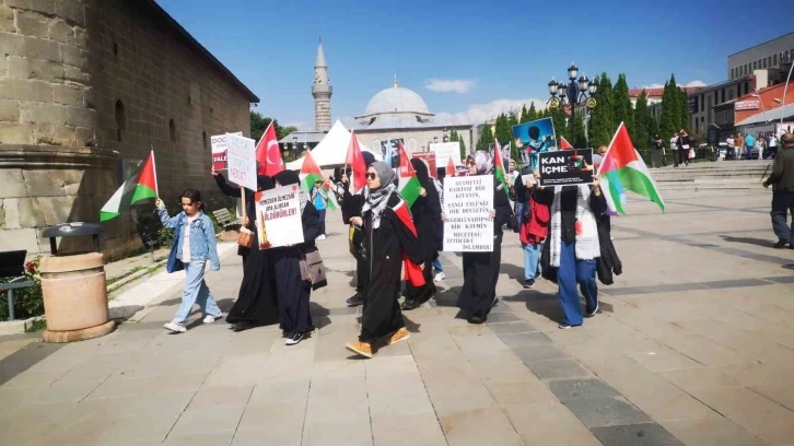 Sağlıkçıların İsrail’in Gazze’ye saldırılarını protesto yürüyüşleri devam ediyor
