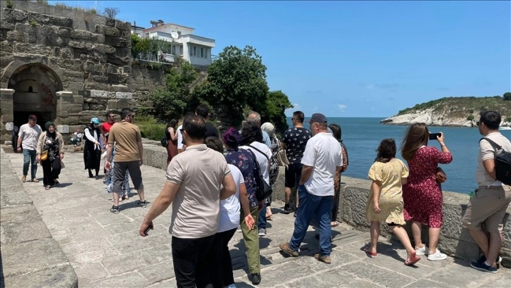 Sahil kenti Amasra'da bayram tatili yoğunluğu yaşanıyor