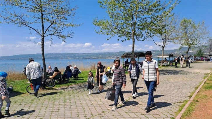 Sahil kenti Sapanca'da bayram tatili yoğunluğu