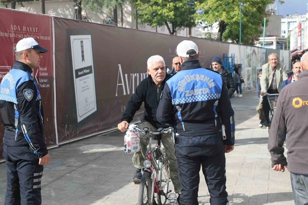 Sakarya Büyükşehir Belediyesi Zabıta ekiplerinden bisiklet sürücülerine uyarı
