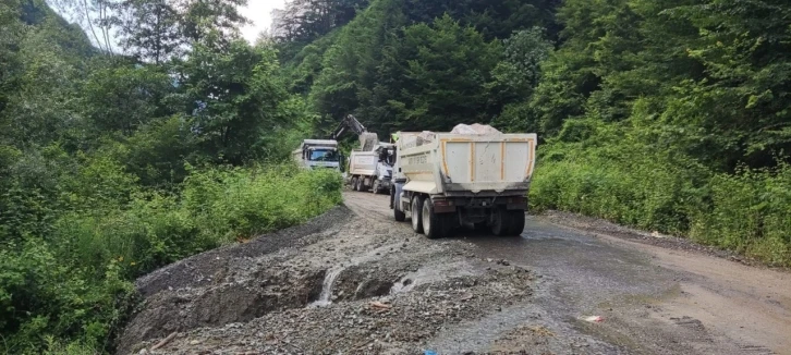 Sakarya Büyükşehir, yağışlarda hasar gören o yol için seferber oldu
