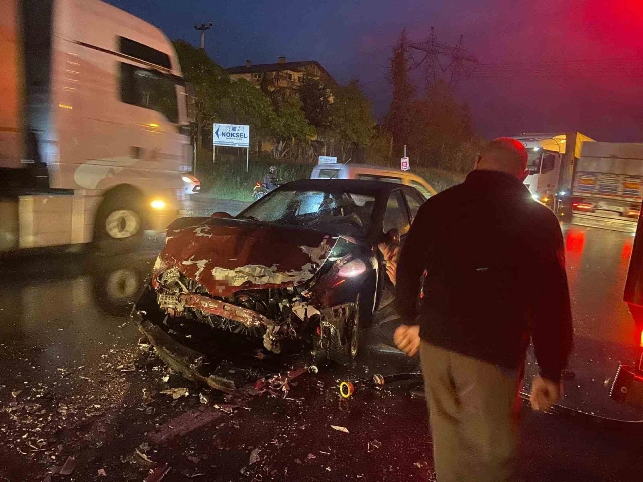 Sakarya’da otomobil ile servis midibüsü çarpıştı: 4 yaralı
