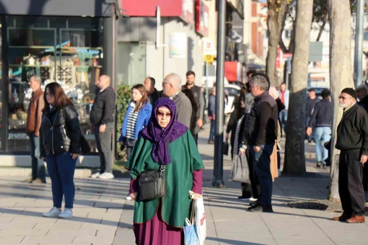 Sakarya’da vatandaşlar 09.05’te saygı duruşunda bulundu
