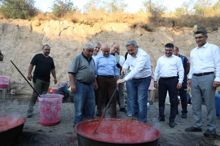 Salça Günlerinde Vatandaşlar Hem Salça Kaynatıyor, Hem Kaynaşıyor
