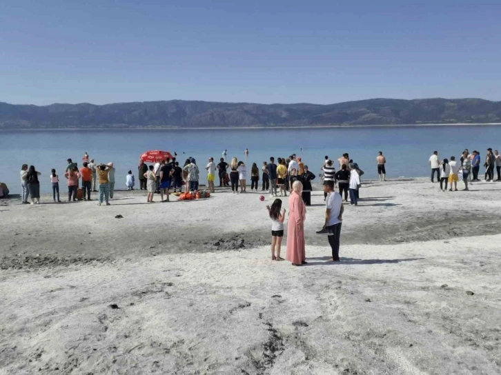 Salda Gölü’nde boğulma tehlikesi geçiren 3 kişi kurtarıldı