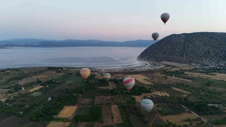 Salda Gölü’nde sıcak hava balonuyla ilk uçuş
