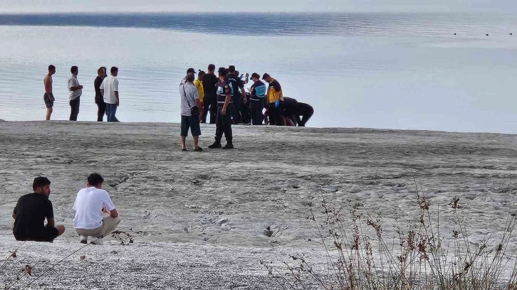 Salda Gölü’ne giren genç boğuldu