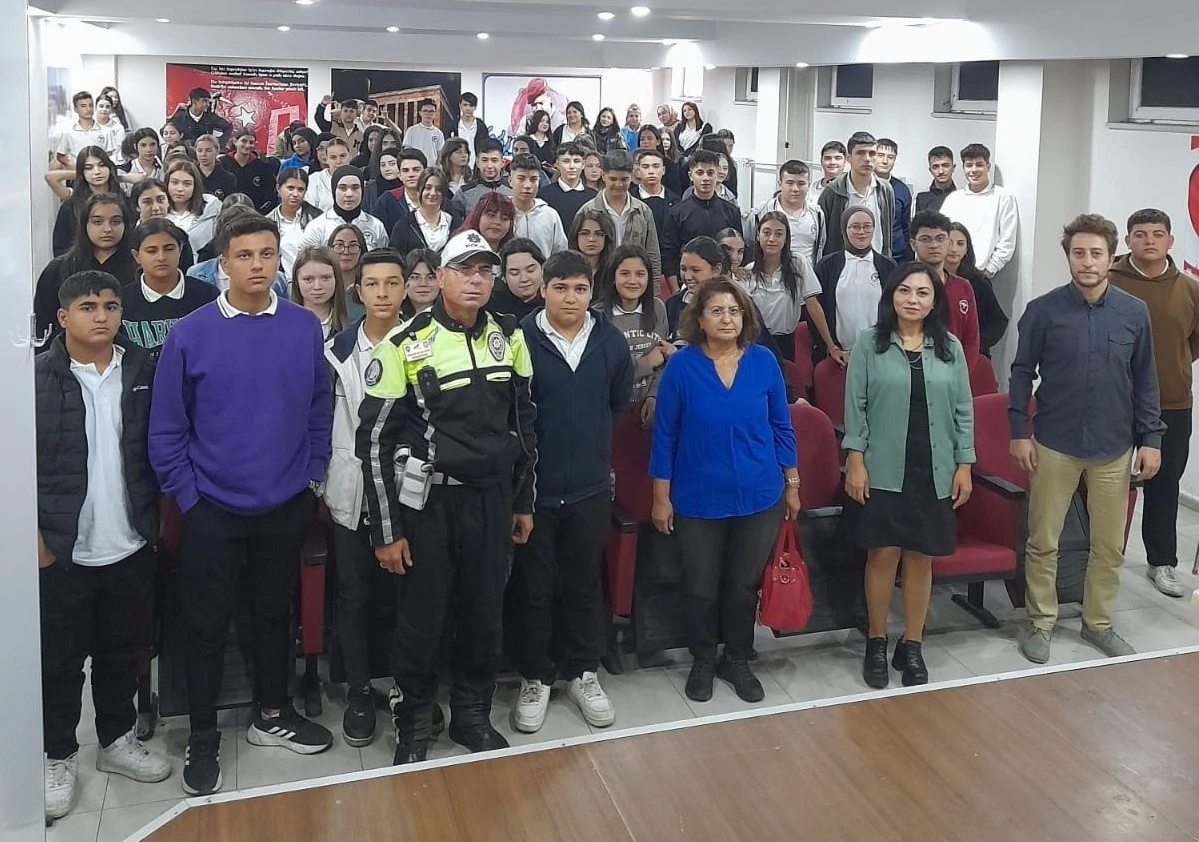 Salihli’de polis, öğrencilere trafik eğitimi verdi
