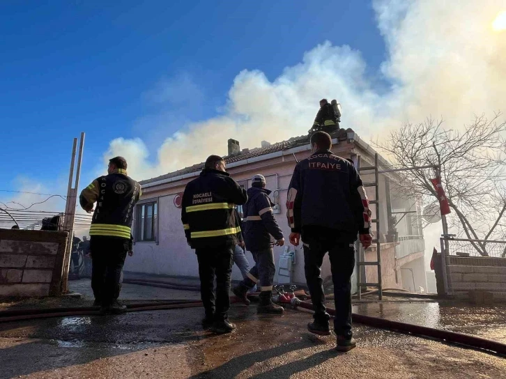 Samanlıkta yangın çıktı, mahalleli ve itfaiye seferber oldu
