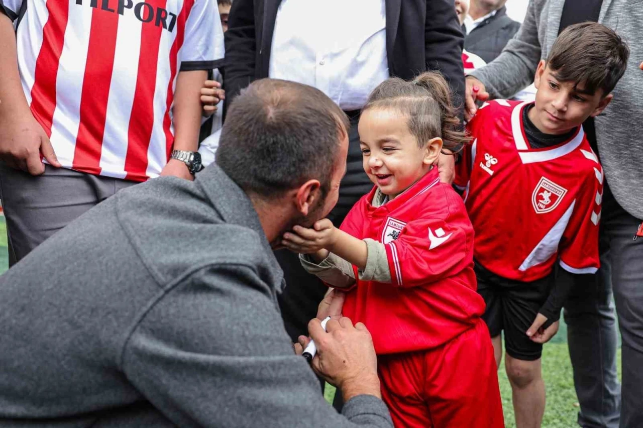 Şampiyon minikler kupayı Samsunspor kaptanının elinden aldı
