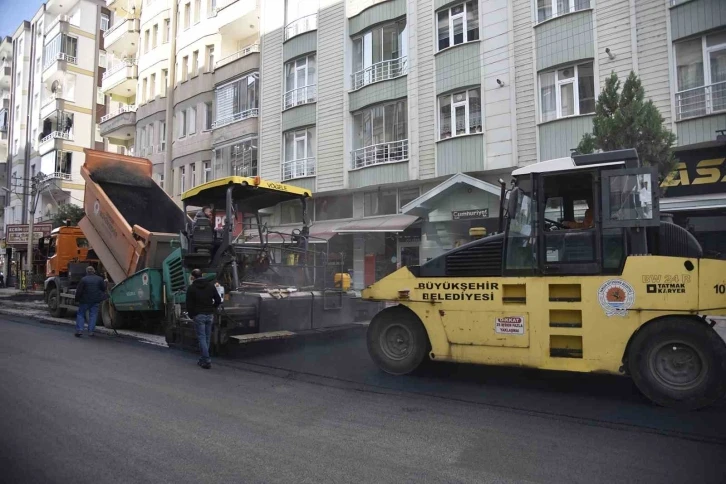 Samsun Büyükşehir, Bafra’da yolları sıcak asfaltla kaplıyor
