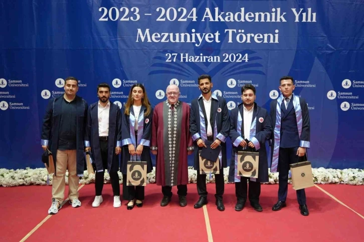 Samsun’da 450 öğrencinin mezuniyet heyecanı
