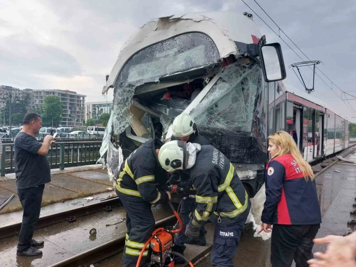 Samsun’da tramvaylar çarpıştı: 1’i ağır 14 yaralı
