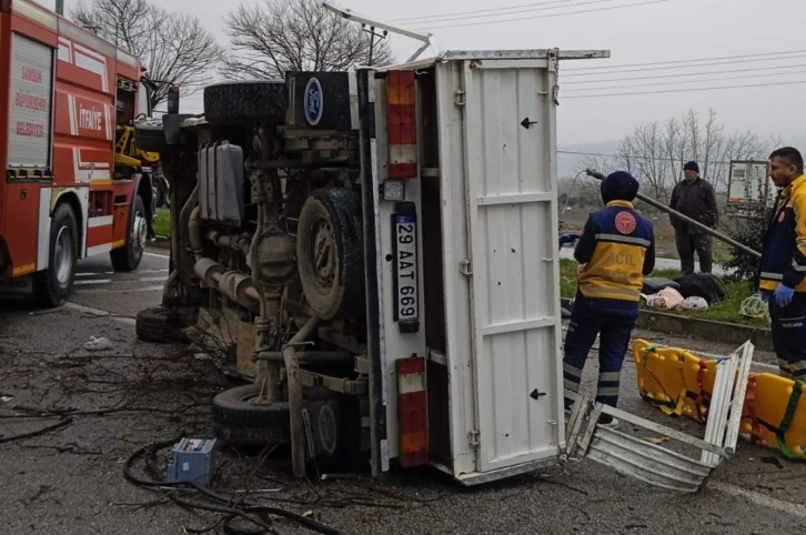 Samsun’da yoldan çıkan kamyon aydınlatma direğine çarptı: 4 yaralı
