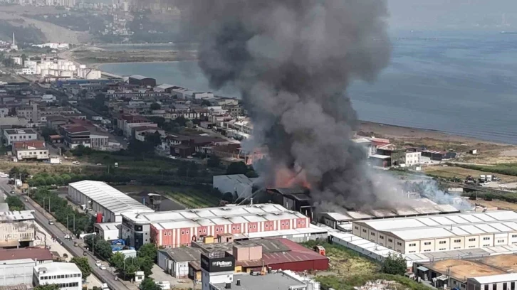 Samsun’daki fabrika yangını soğutma çalışması sırasında beton blok çöktü: 7 itfaiye eri yaralı
