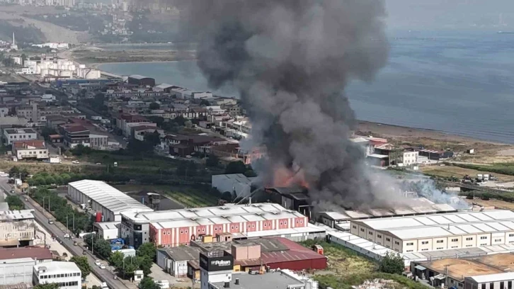 Fabrika yangını soğutma çalışması sırasında beton blok çöktü: 7 itfaiye eri yaralı