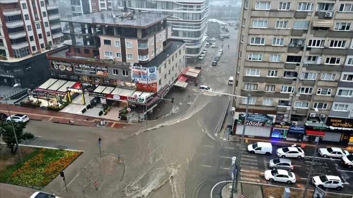 Samsun'da sağanak nedeniyle ev ve iş yerlerini su bastı