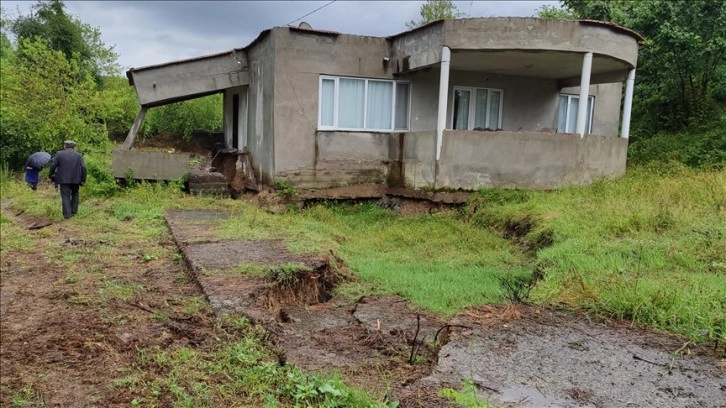 Samsun'un Salıpazarı ilçesinde zemininde kayma oluşan 3 ev tahliye edildi