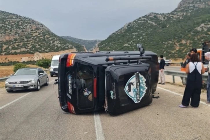 Sanatçı Sümer Ezgü, eşi ve iki çocuğuyla trafik kazası geçirdi