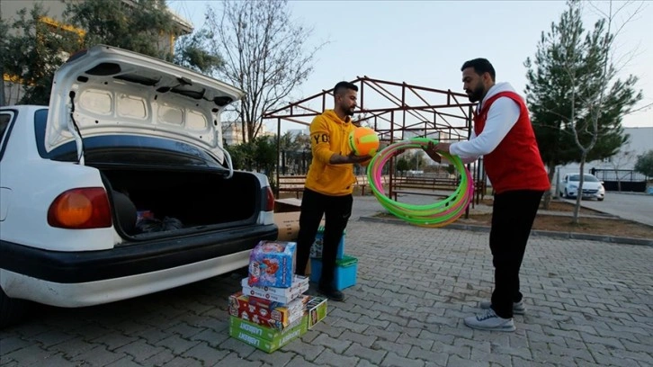 Sanayi esnafı aralarında para toplayıp çadır kentteki çocuklar için oyuncak aldı