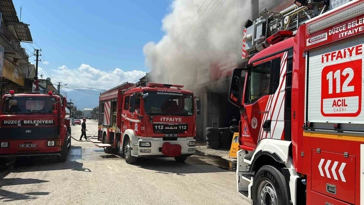 Sanayi sitesinde yangın çıktı: 2 dükkan ve otomobil kullanılamaz hale geldi
