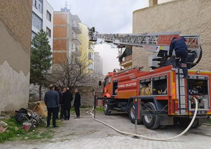 Sandıklı’da ev yangını, itfaiyenin alevlere müdahalesi sürüyor
