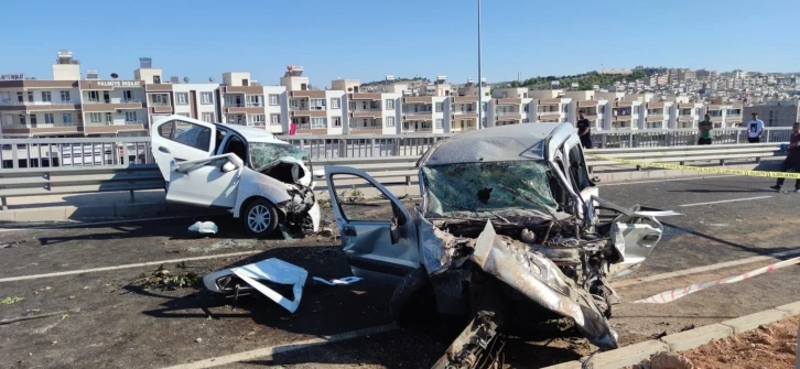 Şanlıurfa’da hafif ticari araç ile otomobil çarpıştı: 5 yaralı
