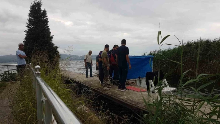 Sapanca Gölü’nde teknede mahsur kalan 3 kişi kurtarıldı
