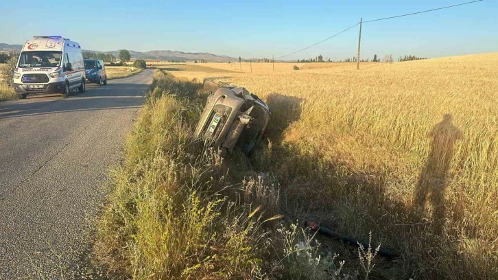 Şarampole devrilen otomobilden şans eseri yaralı kurtuldular
