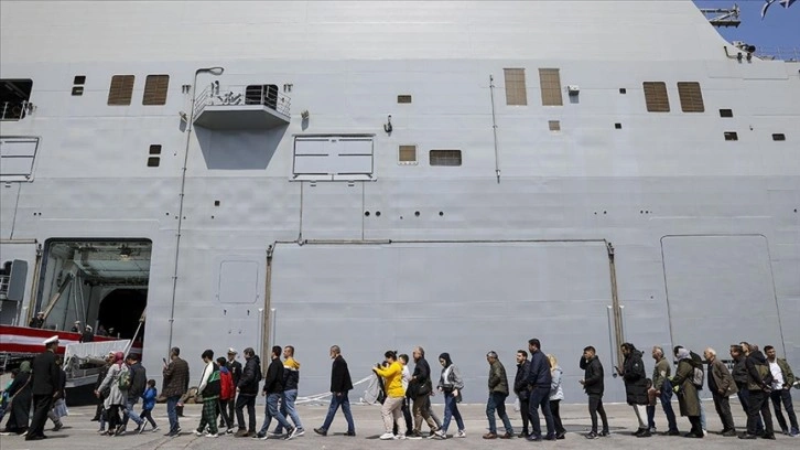 Sarayburnu Limanı'nda demirleyen TCG Anadolu gemisinde bayram yoğunluğu