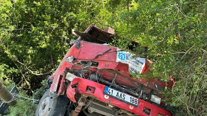 Sarıyer’de bariyerleri aşan vinç şarampole uçtu: 2 yaralı
