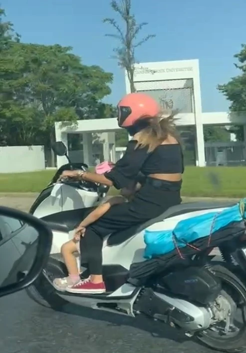 Sarıyer’de motosikletli kadının uyuyan çocukla tehlikeli yolculuğu kamerada
