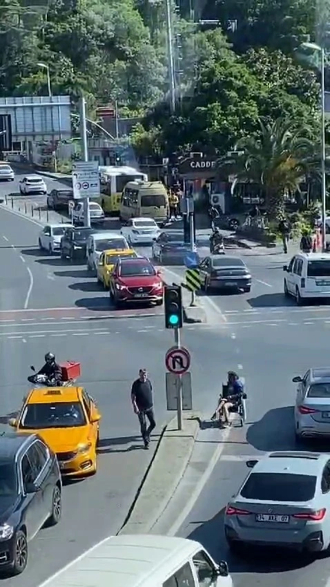 Sarıyer’de "insanlık ölmemiş" dedirten görüntü kamerada: Trafiğin ortasında kalan tekerlekli sandalyeli adamın yardımına koştu

