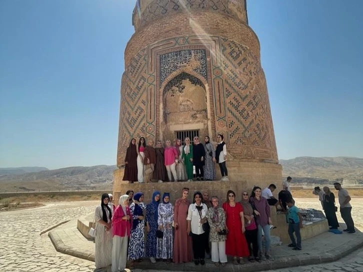 Sasonlu kadınlar tarihi Hasankeyf ilçesini gezdi
